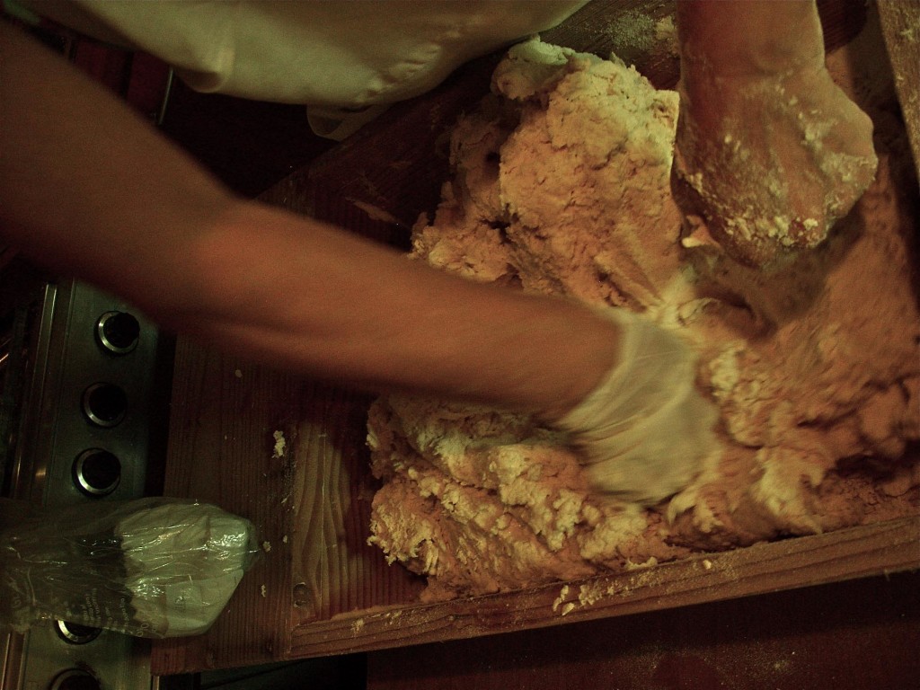 scanare: impastare il pane con i pugni per ammorbidirlo e renderlo elastico