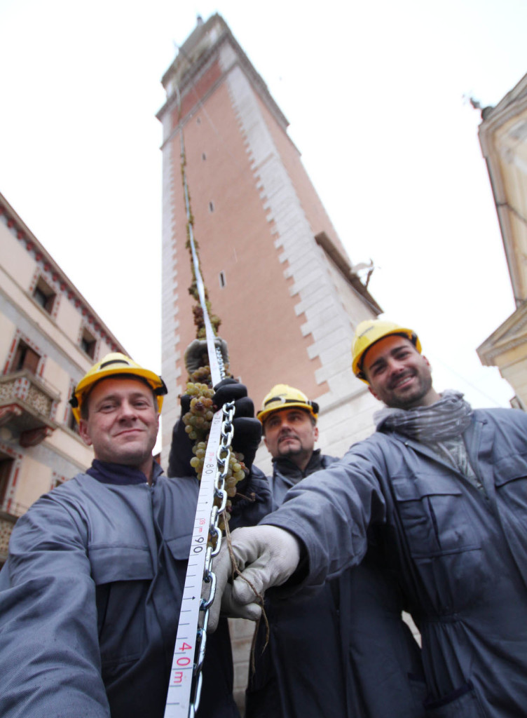 BREGANZE- Torcolato in piazza 2013, calata della treccia d'uva dal campanile