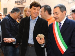 Il SIndaco di Sant'Angelo in Vado Settimio Bravi insieme a Gianni Morandi