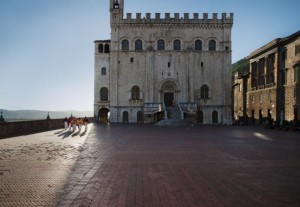 Piazza with 6 “ceraioli”, Piazza del Duomo, Gubbio © Steve McCurry