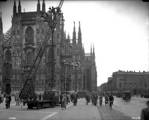 Automezzi Aem in piazza Duomo per la manutenzione dei lampioni @Antonio Paoletti 20 maggio 1938