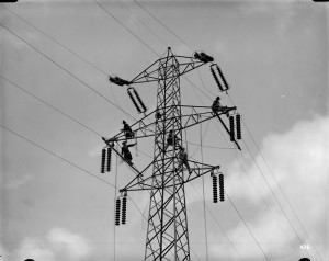 Fissatura dei cavi della linea elettrica AEM Limito-Morivione @Antonio Paoletti 23 aprile 1934
