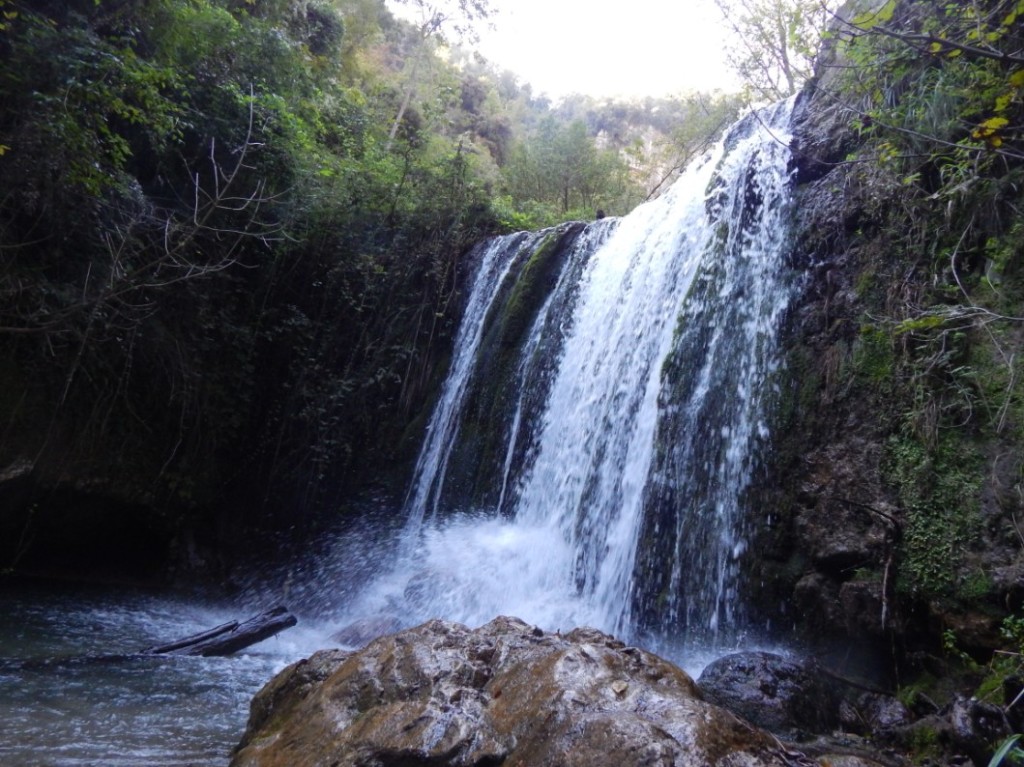 Una delle cascate che si incontrano lungo il sentiero