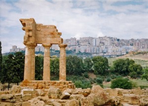 Agrigento: antichità e modernità.  Immagine tratta da www.wikimedia.org