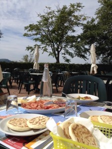 Pranzo a base di crescenta e mortadella