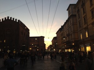 La vivacità di Bologna poco dopo il tramonto