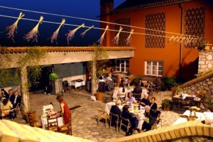 A cena nel cortile interno