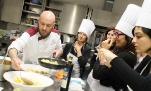 Preparazione dei tortelli al latte di capra
