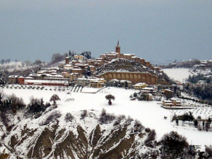 Il borgo di Castignano (lnx.montaltomarche.it)