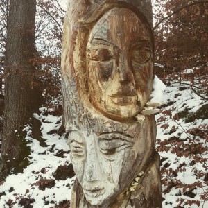 Visi intagliati nel legno