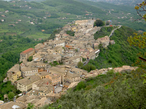 Panorama di Arpino con il Castello Ladislao in cima alla collina