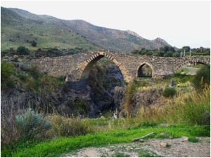 Il Ponte dei Saraceni, sul fiume Simeto