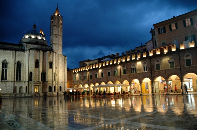 Un'altra immagine di Piazza del Popolo, salotto della città (www.turismomarche.it)