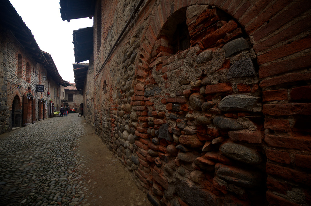 Una rua nel ricetto di Candelo