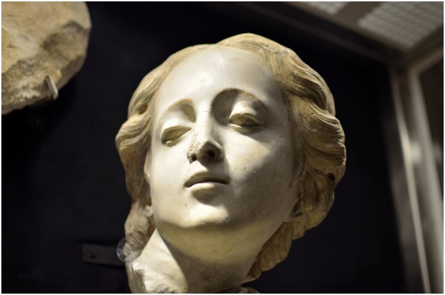 La bellissima scultura del 1500m raffigurante la Madonna, faceva parte dell gruppo marmoreo del Gaggini, rinvenuto sotto le lave del 1669