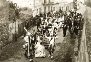 Un'immagine antica del Carnevale siciliano (www.girasicilia.it)