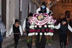 Il manto cucito per la festa è composto prevalentemente da violaciocche