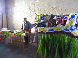 Preparazione dei manti per la Cavalcata di San Giuseppe