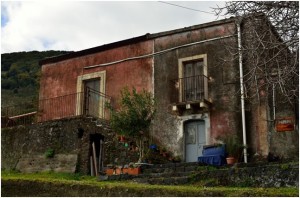 Tipica abitazione rurale sull’Etna, nei pressi di Trecastagni. In questi luoghi, Giovanni Verga ambientò Storia di una Capinera