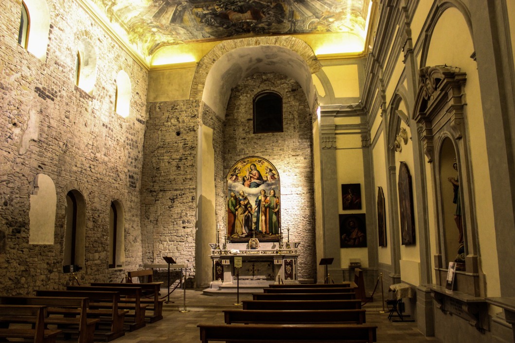 L'ingresso della Chiesa di San pietro a Corte