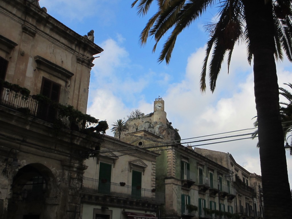 In lontananza, il Castello dei Conti di Modica