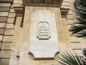 Lastra di terraccotta sulla facciata del municipio di Scicli (RG)