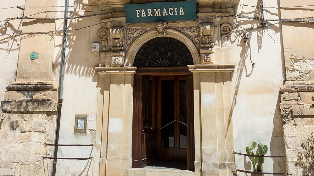 L'esterno della bellissima farmacia (www.scicliospitalitadiffusa.it)