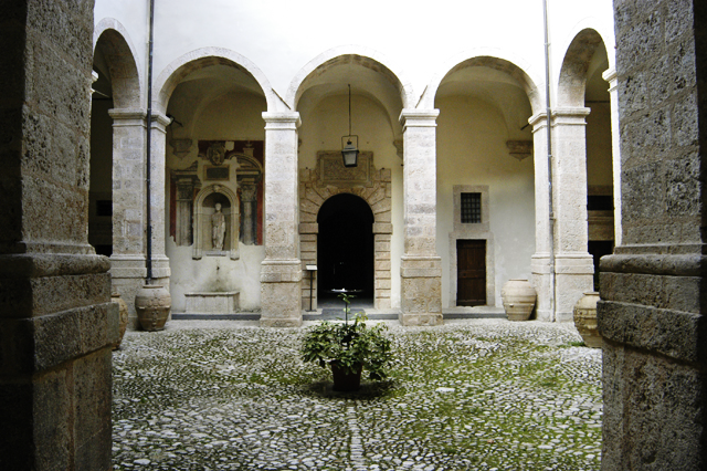 cortile_interno_castellina