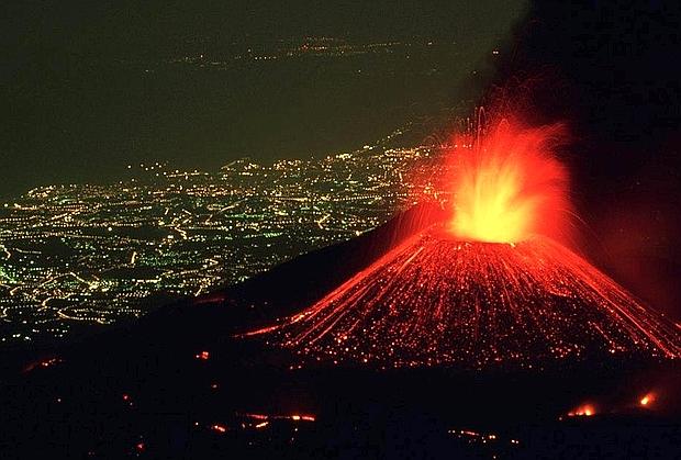 Etna in eruzione (corrieredelmezzogiorno.corriere.it)