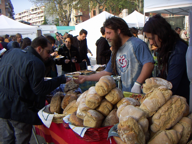 Uno dei mercatini agricoli cittadini di Bologna