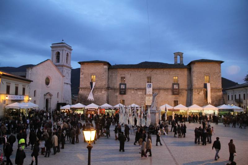 piazza_san_benedetto_con_gente_penombra_neronorcia