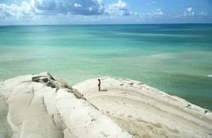 Il mare turchese della scala dei turchi