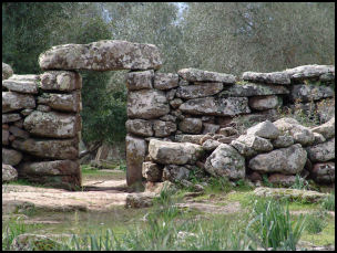 La porta del villaggio nuragico di Serra Orrios 