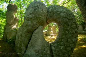 Una sirena e due leoni. Tra le innumerevoli sculture del bosco sacro.