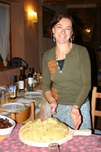 La signora Maria Grazia, che cucina una polenta sana e nutriente(1)