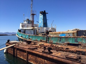 Gaetano Mura davanti al rimorchiatore “Capo Ferrato”