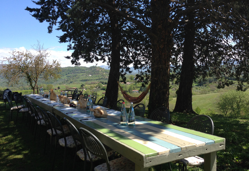 La grande tavolata, allestita nel giardino dell’agriturismo