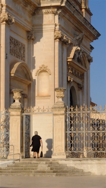 Vecchietta in chiesa