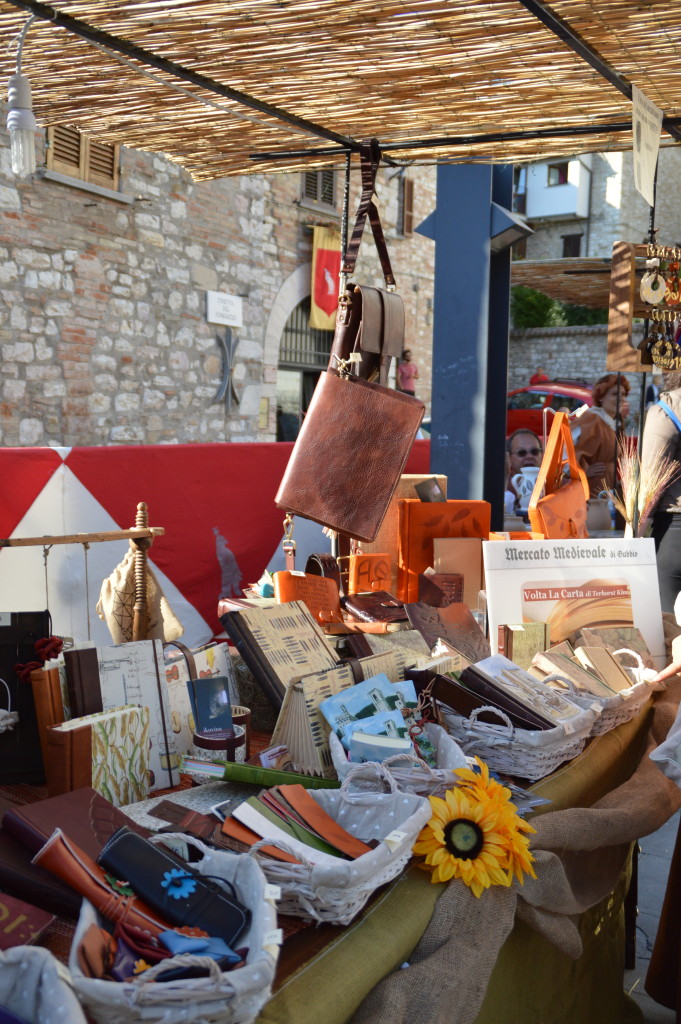 Banco del mercato con prodotti artigianali in pelle