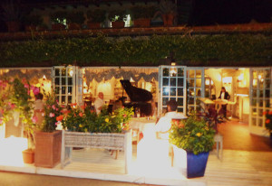 Ristorante con piano sul lungomare di Forte dei Marmi