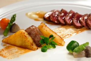 Tagliata di agnello in crosta di funghi porcini con piccolo hamburger su millefoglie di patate e crema di pastinaca (2)