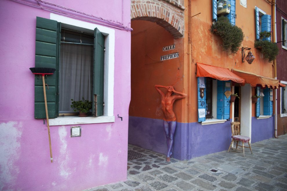 Bodypainting nella città di Burano, foto tratta da www.repubblica.it