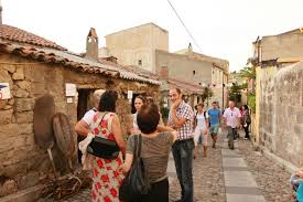 Visitatori durante Cortes Apertas nel comune di Austis 