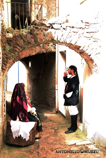 Costumi tipici alla Cortes di Dorgali. Foto di Antonello Muzzu messa a disposizione da http://www.dorgaligonone.net/ 