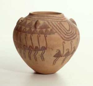 01 vaso decorato con struzzi, colline e acque.Naqada IID1 (3540-3325 a.C.) Ceramicadipinta. Collezione Insinger. Rijksmuseum van Ouheden, Leiden, inv. F 1901/99.93. Altezza:cm 15,diametro max: 17cm.