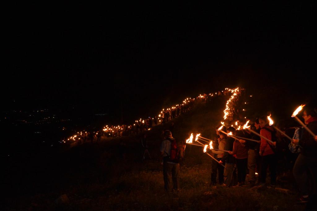 la suggestiva processione delle torce che illumina la notte nelle montagne